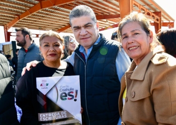 Entrega Gobernador escrituras a familias en Los Pinos
