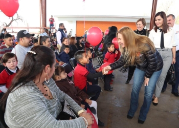 Entrega Marcela Gorgón apoyos para la población infantil de región carbonífera