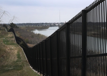 Trump critica a demócratas por ofrecer “poco dinero” para muro