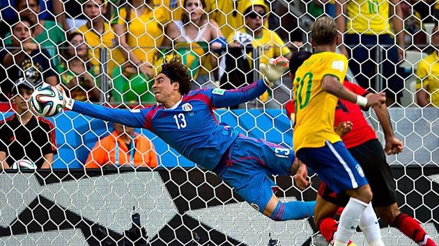 FIFA celebra el aniversario del debut de Guillermo Ochoa en el fútbol profesional