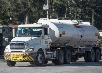 Circulan pipas de gasolina para distribuir combustible