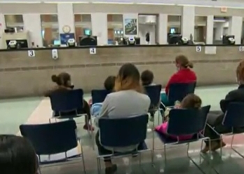Más de 300 migrantes esperan tramitar asilo en EE.UU.