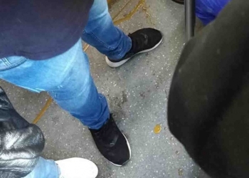 Tras penoso incidente en el Metro solo un joven se atreve a ayudarlo