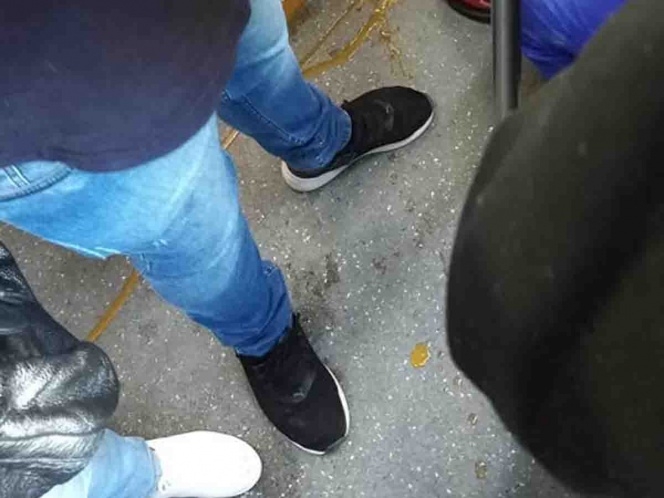 Tras penoso incidente en el Metro solo un joven se atreve a ayudarlo