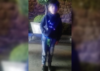 Abandonan a niño de 5 años; lo bajan de un automóvil