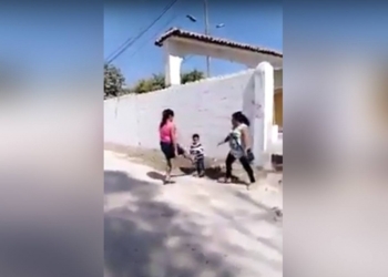 Mujer golpea entrepierna de niño durante pelea; la exhiben en redes