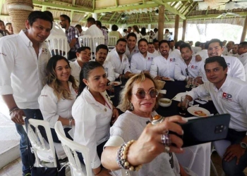 Gordillo reaparece en evento del partido Redes Sociales Progresistas