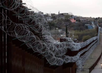Roban alambre de púas del muro de Trump y lo venden en Tijuana