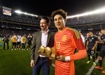Conmemoran 100 partidos de Guillermo Ochoa