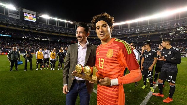 Conmemoran 100 partidos de Guillermo Ochoa