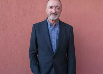 Arturo Pérez-Reverte llama imbécil a AMLO por disculpa de la Conquista