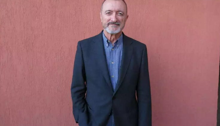Arturo Pérez-Reverte llama imbécil a AMLO por disculpa de la Conquista
