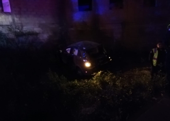Vehículo se sale del carril y cae en arroyo