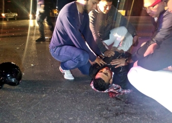 Reportan grave a chofer de trailer que chocó contra puente