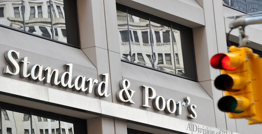 S&P baja perspectiva de la calificación de México de estable a negativa