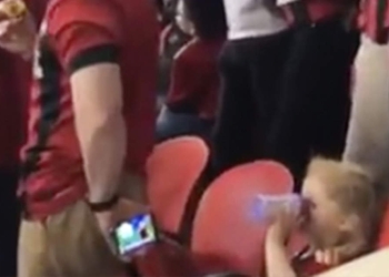 Padre entretiene a su hijo durante un partido