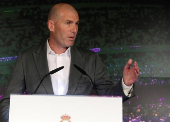 Real Madrid firma por tres años a Zinedine Zidane  