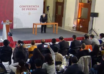 AMLO firma compromiso de que no se reelegirá en 2024