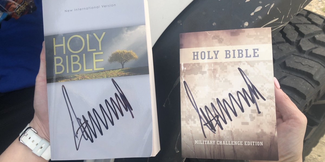 Venden Biblia firmada por Trump en eBay