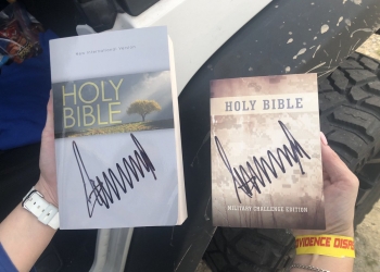Venden Biblia firmada por Trump en eBay