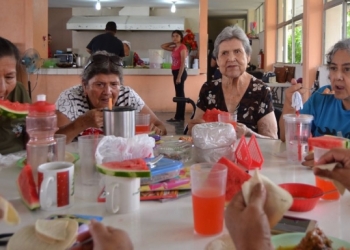 DIF atiende a 50 adultos mayores en comedores