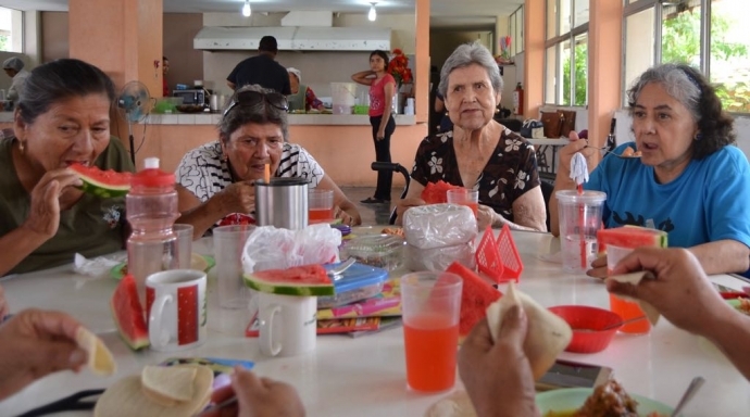 DIF atiende a 50 adultos mayores en comedores