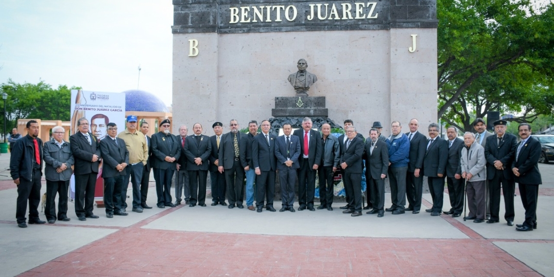 Rinden homenaje en su 213 aniversario de natalicio a Juárez