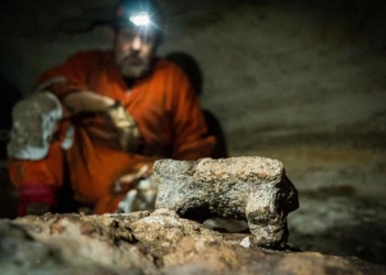 Hallan cueva en Chichén Itzá con recipientes de cerámica casi intactos