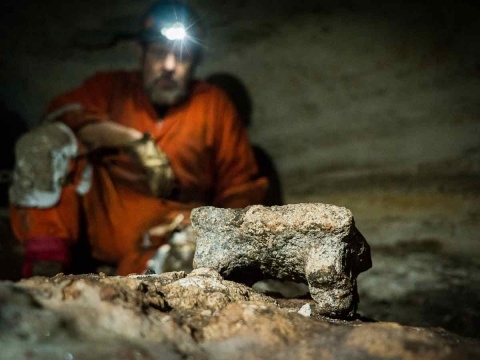 Hallan cueva en Chichén Itzá con recipientes de cerámica casi intactos