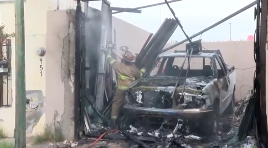 Arde pick up en colonia Lomas de la Villa