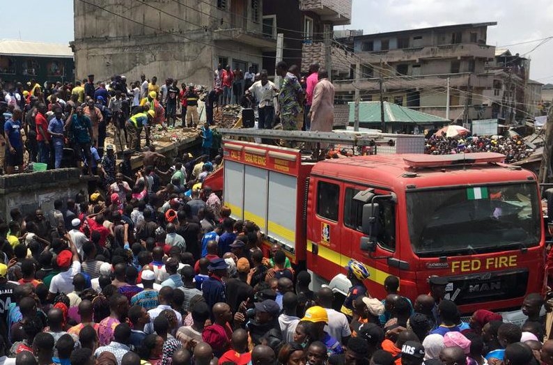 Se desploma primaria en Nigeria dejando alumnos atrapados