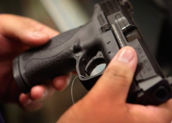 Será permitido poseer armas en domicilio para defenderse