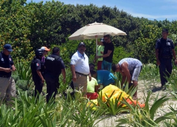 Mueren dos personas al caer de paracaídas que no abrió
