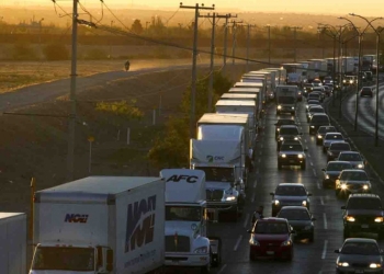 Caos en frontera de EU con México crea esperas de horas