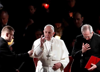 Papa Francisco preside Via Crucis por los migrantes