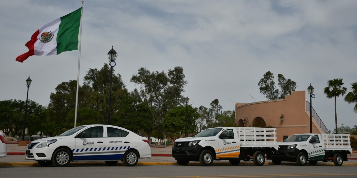 Entregan 5 vehículos a dependencias municipales