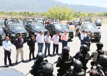Entrega Riquelme patrullas para la policía estatal