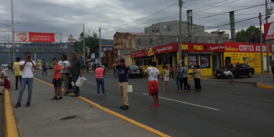 Por falta de agua, bloquean el periférico