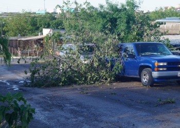 Fuerte tormenta azota Piedras Negras; deja cuantiosos daños