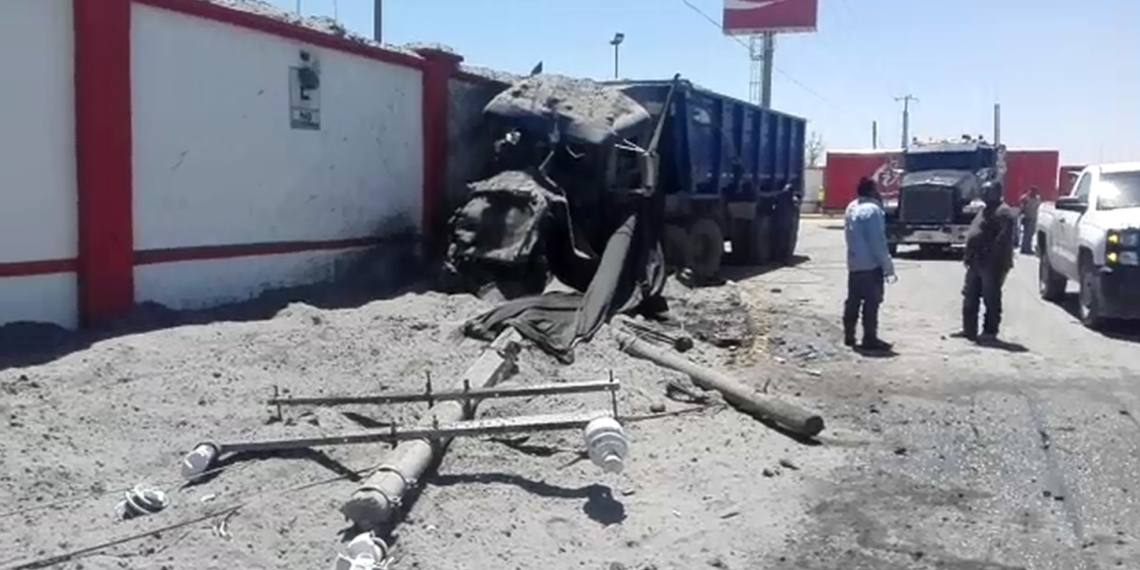 Se estrella contra barda y dos postes