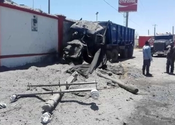 Se estrella contra barda y dos postes