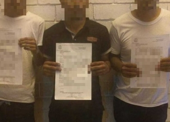 Mujer provoca choque al pasarse alto