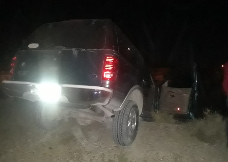 Cae a barranco con todo y camioneta