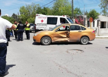 Mujer provoca choque al pasarse alto