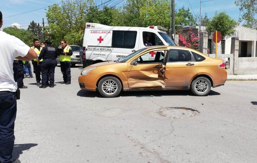 Mujer provoca choque al pasarse alto