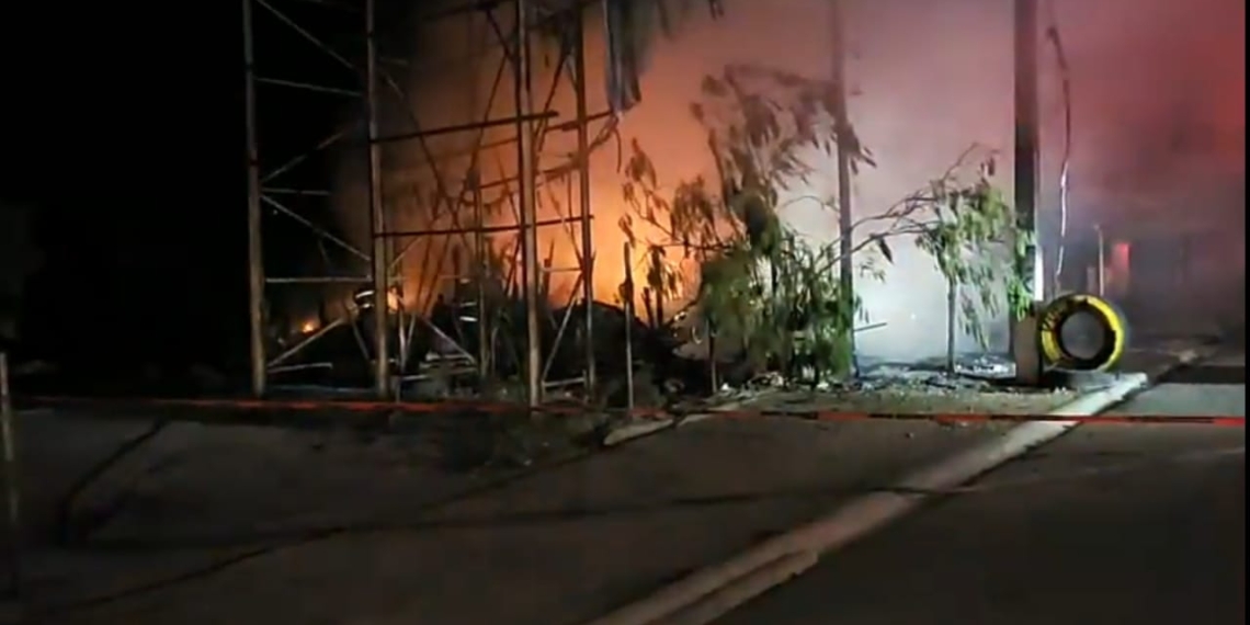 Voraz incendio consume vulcanizadora