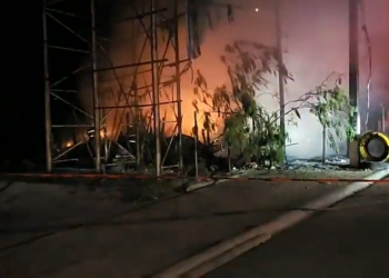 Voraz incendio consume vulcanizadora