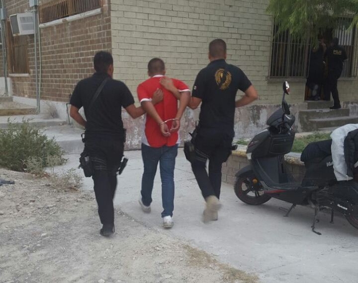 Derrapa motociclista sobre bulevar