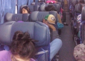 Migrantes viajaban en autobús con documentos falsos