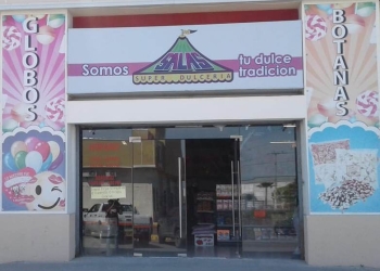 Mujer provoca choque al pasarse alto